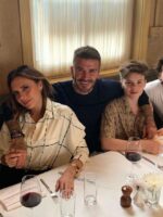Attention Working Mums! Rujuk Stail Victoria Beckham Untuk Musim Perayaan Kali Ini, Biarpun Sibuk Dengan Keluarga