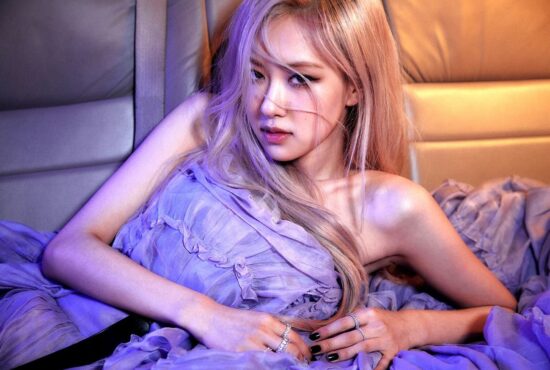 Rose Blackpink Tampilkan Fesyen Glam Dalam Video On The Ground