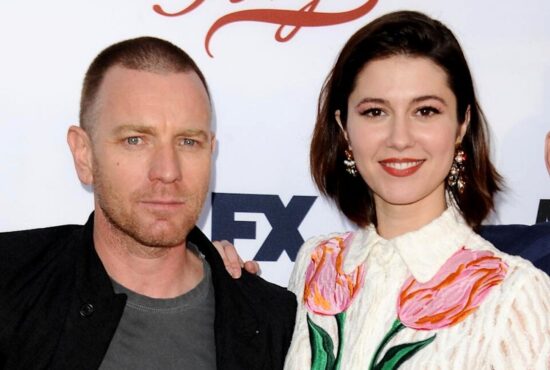 Mary Elizabeth Winstead & Ewan McGregor Timang Cahaya Mata Pertama
