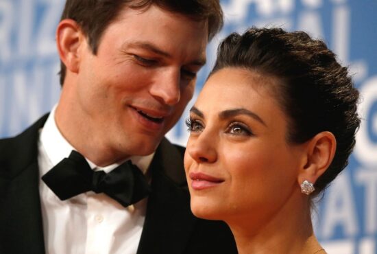 Akui Jarang Mandi, Rutin Kebersihan Ashton Kutcher & Mila Kunis Disokong Pakar