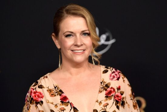 Melissa Joan Hart Dedah Dijangkiti Covid-19 Selepas Lengkap Dos Vaksin