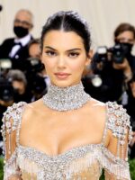 Aksi Mesra Kendall Jenner & Kekasih Baru Berjaya Dirakam Paparazi