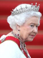 Ratu Elizabeth II Bakal Disemadi Bersama Dua Barang Kemas Sentimental
