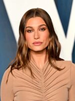 Hailey Bieber Perincikan Prosedur Pembedahan Selepas Serangan Strok Mini