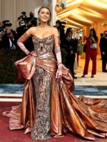 Blake Lively Beri Penghormatan Kepada Gossip Girl Menerusi Gaun Met Gala