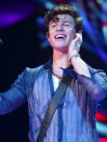 Siapa Wanita 50-an Yang Berjaya Mencuri Hati Shawn Mendes?