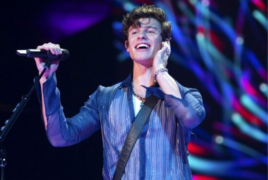 Siapa Wanita 50-an Yang Berjaya Mencuri Hati Shawn Mendes?