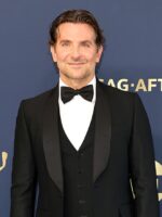 Bradley Cooper Pilih Pembantu Politik Beragama Islam Sebagai Kekasih