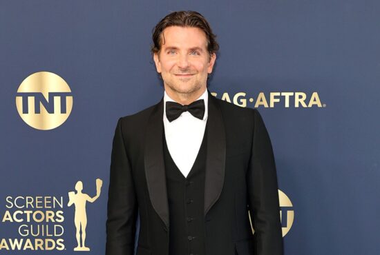 Bradley Cooper Pilih Pembantu Politik Beragama Islam Sebagai Kekasih