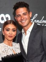 Sarah Hyland & Wells Adams Disatukan Dalam Satu Majlis Perkahwinan Intim