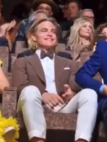 Harry Styles ‘Meludah’ Chris Pine? Ini Yang Terjadi di Venice Film Festival ke-67!