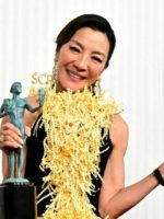 Michelle Yeoh Lakar Sejarah Di SAG Awards 2023
