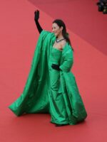 Michelle Yeoh Memukau dalam Balenciaga di Cannes 2023