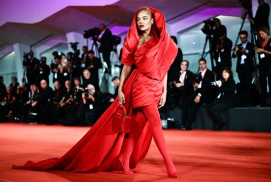 30 Fesyen Selebriti Paling Diingati Di Karpet Merah Festival Filem Venice