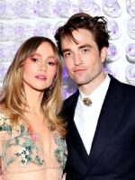 Suki Waterhouse Tayang Baby Bump, Robert Pattinson Bakal Bergelar Bapa
