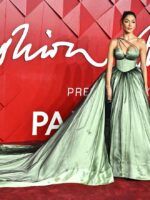 10 Gaya Berani Selebriti Di Fashion Awards 2023