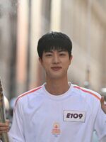 Bintang Terkenal Jin BTS Membawa Obor Olimpik Paris 2024