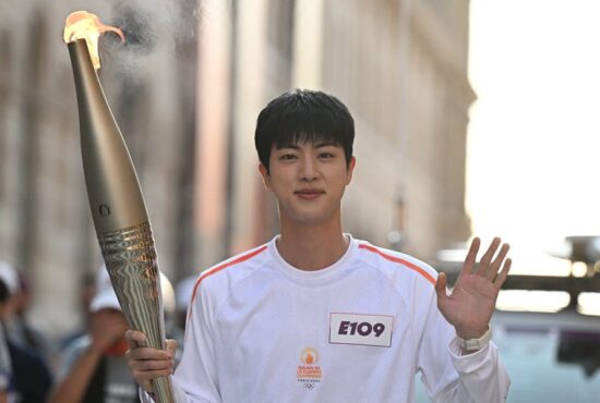 Bintang Terkenal Jin BTS Membawa Obor Olimpik Paris 2024