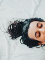 tidur dengan rambut basah